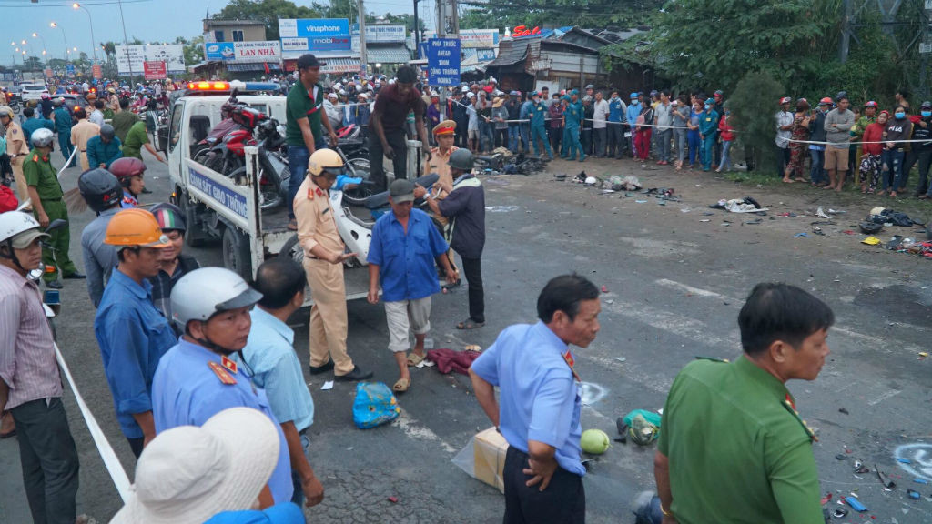  2. Tài xế container đâm 20 xe máy khi dừng đèn đỏ dương tính với ma túy. Khoảng 15h30 ngày 2/1, tài xế Phạm Thành Hiếu (ngụ xã Thạnh Đức, Bến Lức, Long An) điều khiển xe container tới ngã tư Bình Nhựt (Bến Lức, Long An) đã lao thẳng vào 20 xe máy đang dừng đèn đỏ.