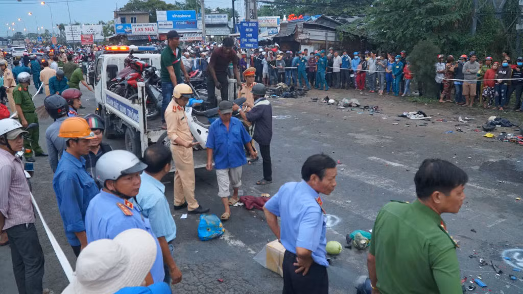  2. Tài xế container đâm 20 xe máy khi dừng đèn đỏ dương tính với ma túy. Khoảng 15h30 ngày 2/1, tài xế Phạm Thành Hiếu (ngụ xã Thạnh Đức, Bến Lức, Long An) điều khiển xe container tới ngã tư Bình Nhựt (Bến Lức, Long An) đã lao thẳng vào 20 xe máy đang dừng đèn đỏ.