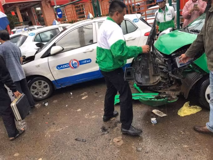  4. Sử dụng ma túy rồi lái xe gây tai nạn liên hoàn. Ngày 24/9/2018, Trần Công Toàn (31 tuổi; ngụ xã Tân Hội, huyện Đức Trọng) điều khiển xe ôtô con mang BKS 49A - 084.42 lưu thông trên QL20, hướng huyện Đức Trọng đi TP Đà Lạt với tốc độ cao đã đâm vào đuôi xe tải mang BKS 49C - 104.38 chạy cùng chiều. Kết quả xác định vào thời điểm xe ôtô gây tai nạn liên hoàn, Trần Công Toàn có sử dụng chất ma túy và Toàn là đối tượng nghiện ma túy