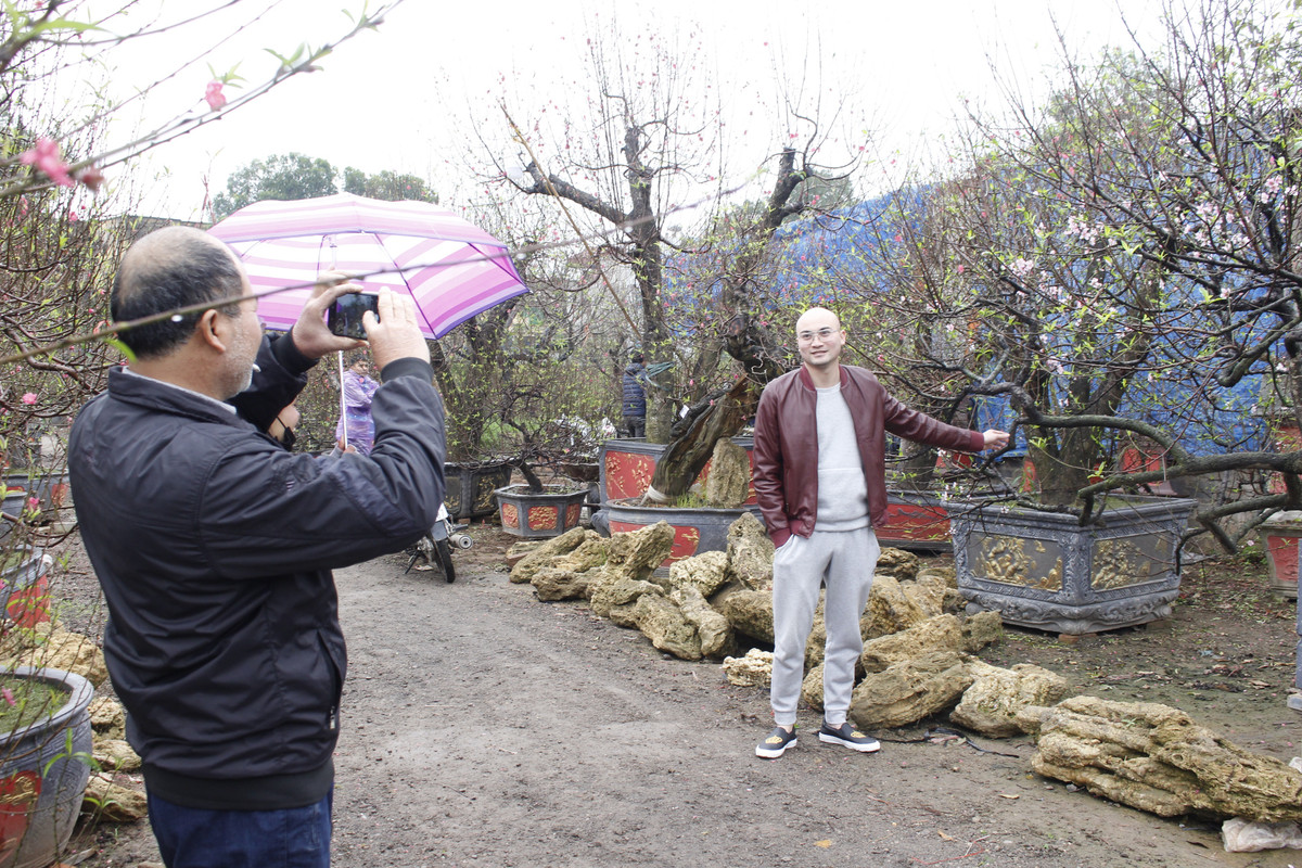 Khách tới vườn thích thú trước vẻ đẹp và độc đáo của những bông hoa đào ta 5 cánh.