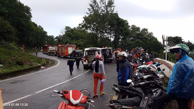 Thông tin ban đầu, khoảng 12h30 cùng ngày, xe khách mang BKS 51B-22930 do tài xế Trương Anh Minh đang chạy trên đường đèo Hải Vân thì lao xuống vực. Tại thời điểm xảy ra vụ việc, trên xe có hơn 20 hành khách đều là sinh viên của một trường Cao đẳng tỉnh Kiên Giang.