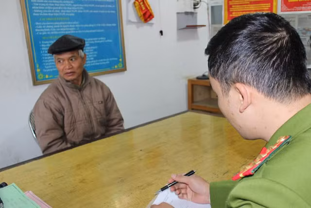 Bo danh chet con trai vi nghien ma tuy, trom thoc di ban