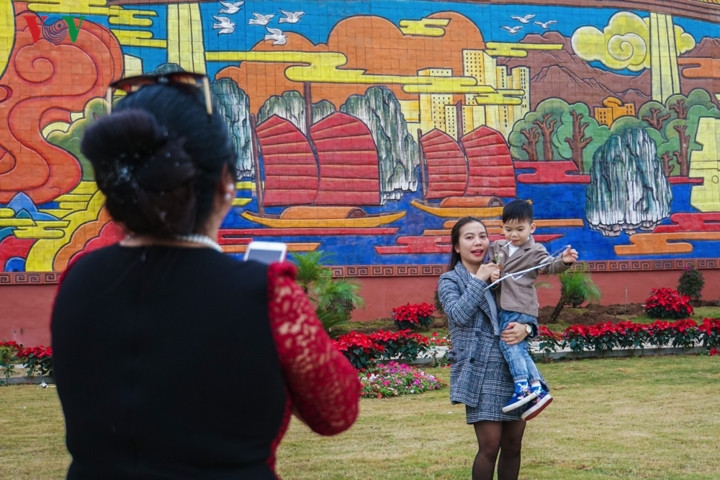 Du khách thích thú dừng chân tham quan, chụp ảnh tại đây. Công trình được kỳ vọng sẽ là một sản phẩm du lịch mới cho thành phố Hạ Long.