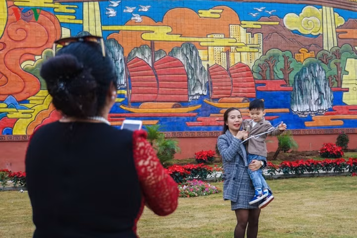Du khách thích thú dừng chân tham quan, chụp ảnh tại đây. Công trình được kỳ vọng sẽ là một sản phẩm du lịch mới cho thành phố Hạ Long.