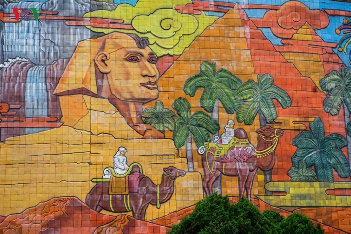 Chiêm ngưỡng bức phù điêu, du khách được khám phá những hình ảnh biểu tượng của thế giới, bắt đầu từ châu Phi với muôn loài chim thú, kim tự tháp Ai Cập cho đến Nam Mỹ, thác Niagara…