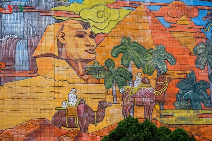 Chiêm ngưỡng bức phù điêu, du khách được khám phá những hình ảnh biểu tượng của thế giới, bắt đầu từ châu Phi với muôn loài chim thú, kim tự tháp Ai Cập cho đến Nam Mỹ, thác Niagara…