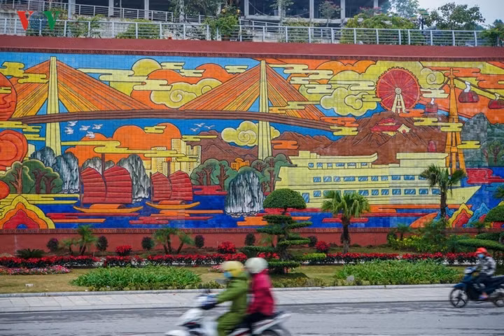 Tuy nhiên, gây chú ý nhất trong tổng thể bức phù điêu vẫn là những hình ảnh về Quảng Ninh nói chung và TP Hạ Long nói riêng. Đó là “cung đàn” cầu Bãi Cháy, Vòng quay Mặt trời…