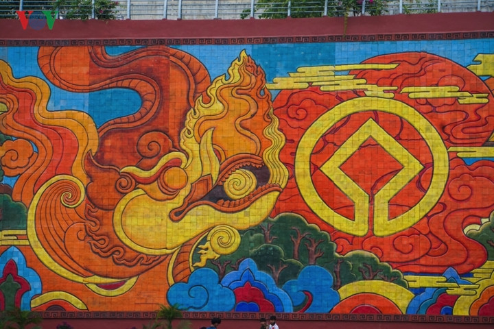 Bức phù điêu có diện tích 2.234m2, dài hơn 260m, cao trung bình 8,45m, được ghép bằng gần 56.000 mảnh gốm sứ.