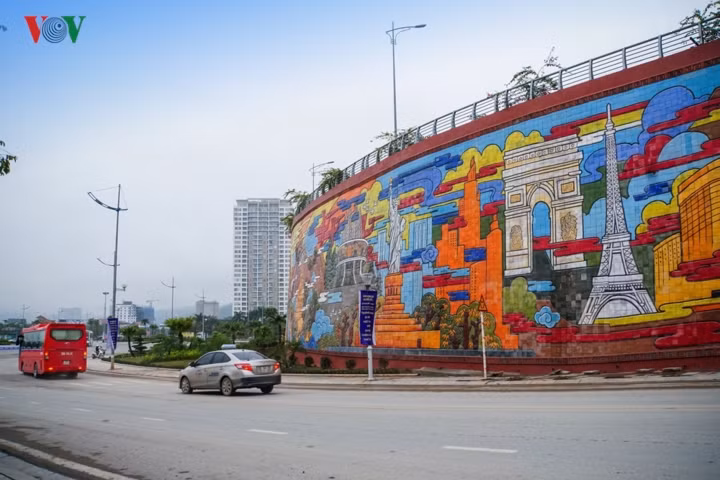 Bức phù điêu gốm màu nằm trên bức tường lớn tại nút giao thông Cái Dăm - nút giao của các tuyến đường chính dẫn vào khu du lịch Bãi Cháy, rất dễ dàng để thấy từ xa.