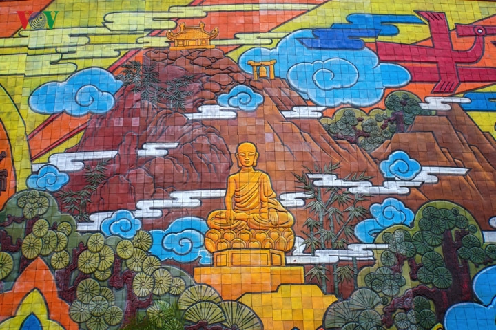 Non thiêng Yên Tử, Phật hoàng ngự dưới chân đỉnh phù vân, giữa những tán tùng trúc linh thiêng.