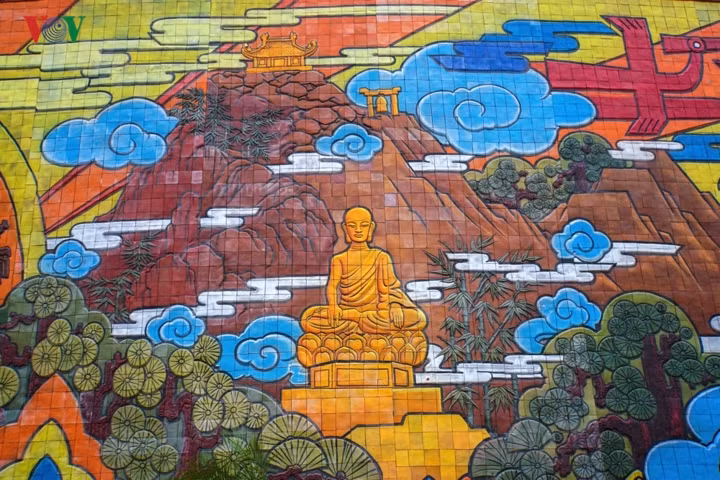 Non thiêng Yên Tử, Phật hoàng ngự dưới chân đỉnh phù vân, giữa những tán tùng trúc linh thiêng.