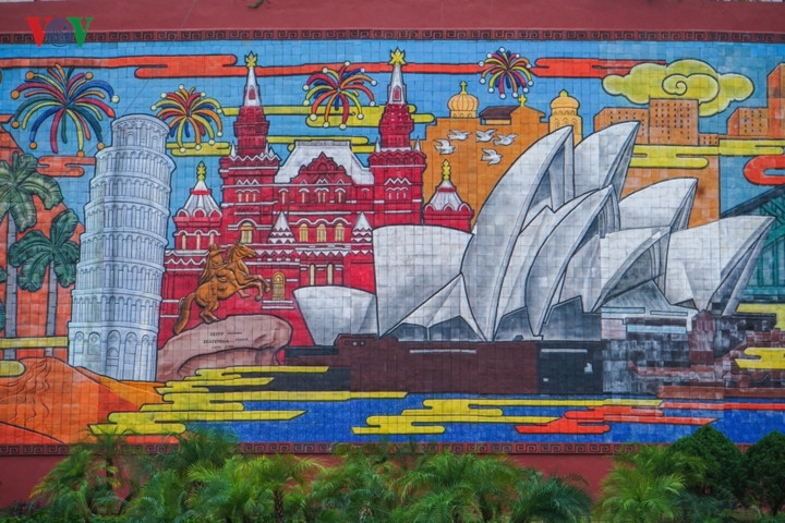 Các kỳ quan như tháp nghiêng Pisa (Ý), quảng trường Đỏ (Nga), nhà hát Opera Sydney (Úc), tháp Eiffel (Pháp), tượng nữ thần Tự do (Mỹ) được đặt cạnh nhau tạo ấn tượng choáng ngợp.