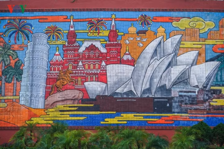 Các kỳ quan như tháp nghiêng Pisa (Ý), quảng trường Đỏ (Nga), nhà hát Opera Sydney (Úc), tháp Eiffel (Pháp), tượng nữ thần Tự do (Mỹ) được đặt cạnh nhau tạo ấn tượng choáng ngợp.