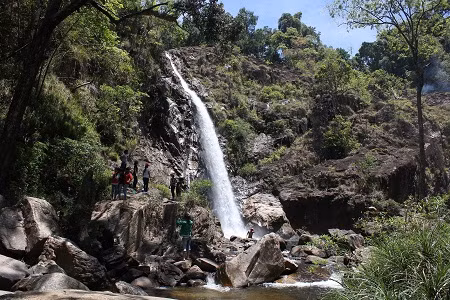 Khanh Hoa: 2 chien si cong an va mot nu du khach roi xuong thac nuoc tu vong