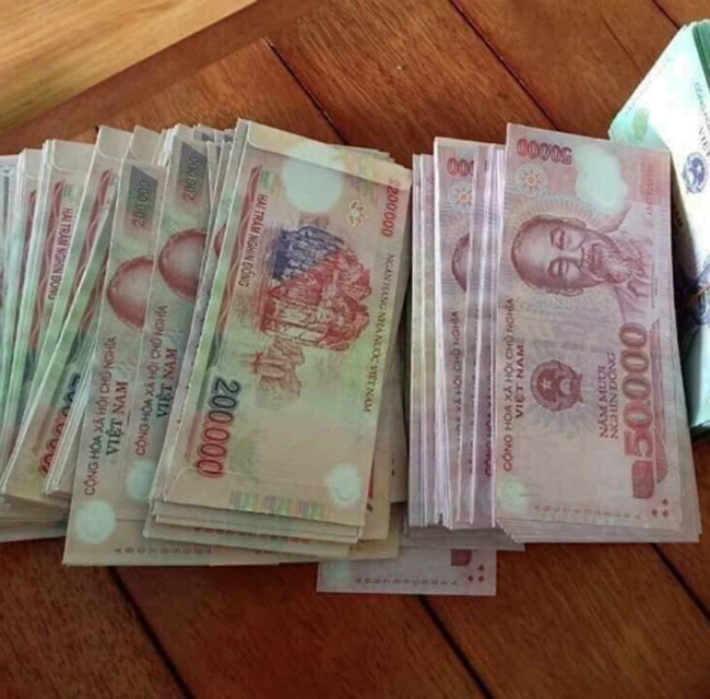 Gần Tết Nguyên đán, thị trường bao lì xì trở nên nhộn nhịp hơn. Bao lì xì in hình tờ tiền có mệnh giá 50.000 đồng, 100.000 đồng, 200.000 đồng, 500.000 đồng… được người tiêu dùng quan tâm nhất hiện nay. 