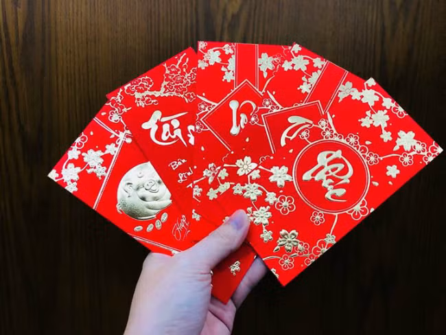 Nhiều người lại lựa chọn mẫu bao lì xì màu đỏ rực với quan niệm màu đỏ sẽ đem lại may mắn trong năm mới.