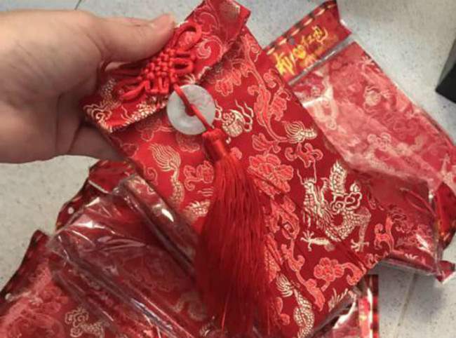 Bên cạnh đó, bao lì xì làm bằng vải gấm cũng là một trong những loại được nhiều người lựa chọn trong dịp Tết 2019. 