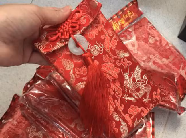 Bên cạnh đó, bao lì xì làm bằng vải gấm cũng là một trong những loại được nhiều người lựa chọn trong dịp Tết 2019. 