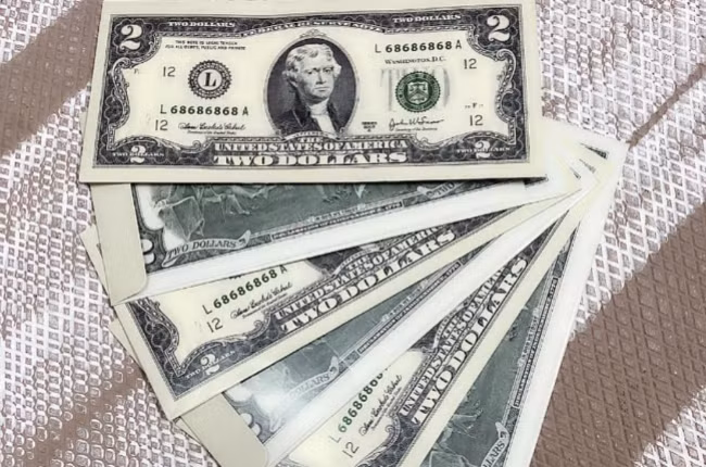 Các bao lì xì in hình tờ tiền nước ngoái cũng được nhiều người lựa chọn cho dịp Tết Nguyên đán này. 