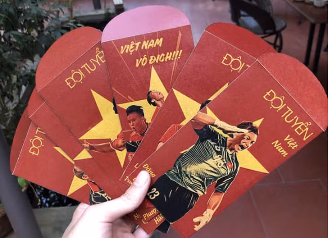 Theo chị Thu Hường (Tây Hồ, Hà Nội), mẫu bao lì xì này được khá nhiều bạn trẻ lựa chọn. “Cứ 10 người hỏi mua thì đến 8 người chọn mẫu này”, chị cho hay. 