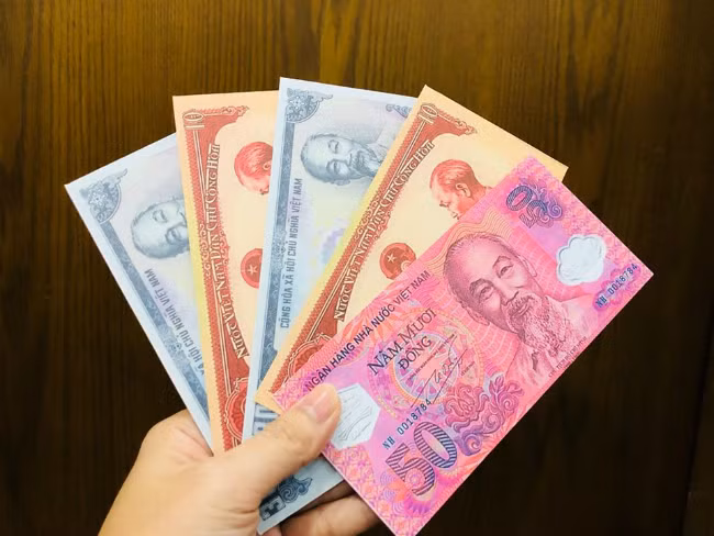 Hiện, chúng được rao bán tràn ngập trên mạng xã hội. Giá dao động từ 2.500-7.000 đồng/chiếc (tùy thuộc vào chất liệu giấy). 