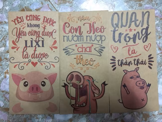Tuy lì xì kiểu này không còn mới, lạ nhưng chúng vẫn được nhiều người lựa chọn bởi những hình ảnh, câu nói in trên đó gây cười.