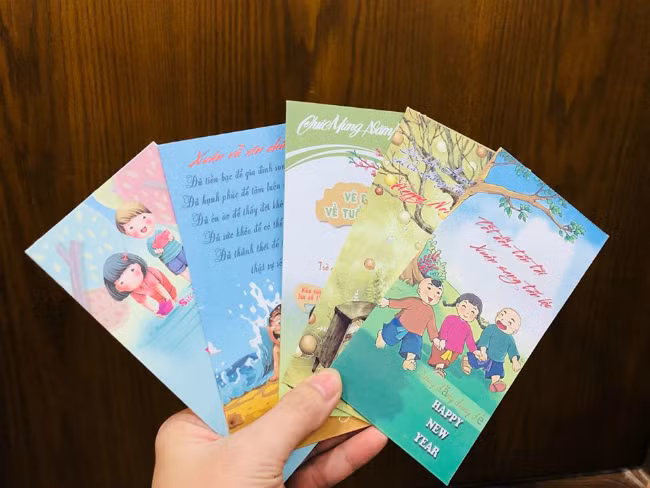 Theo lời người bán, các bao lì xì này phù hợp với những người đã có tuổi. Họ thích sự đơn giản, nhẹ nhàng.