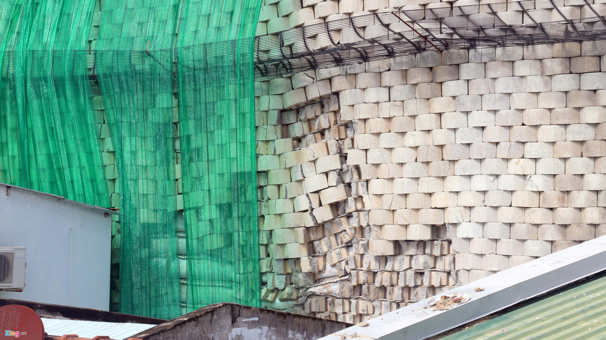 Ghi nhận ngày 3/1, bức tường cao 12 m tại Dự án khu biệt thự Marina Hill (thôn Hòn Nghê, xã Vĩnh Ngọc, TP Nha Trang) bắt đầu sập những mảng bê tông lớn. Chủ đầu tư dự án thì vẫn khẳng định bức tường an toàn, việc sạt lở chỉ là lớp gạch trang trí bên ngoài. Ảnh: An Bình.