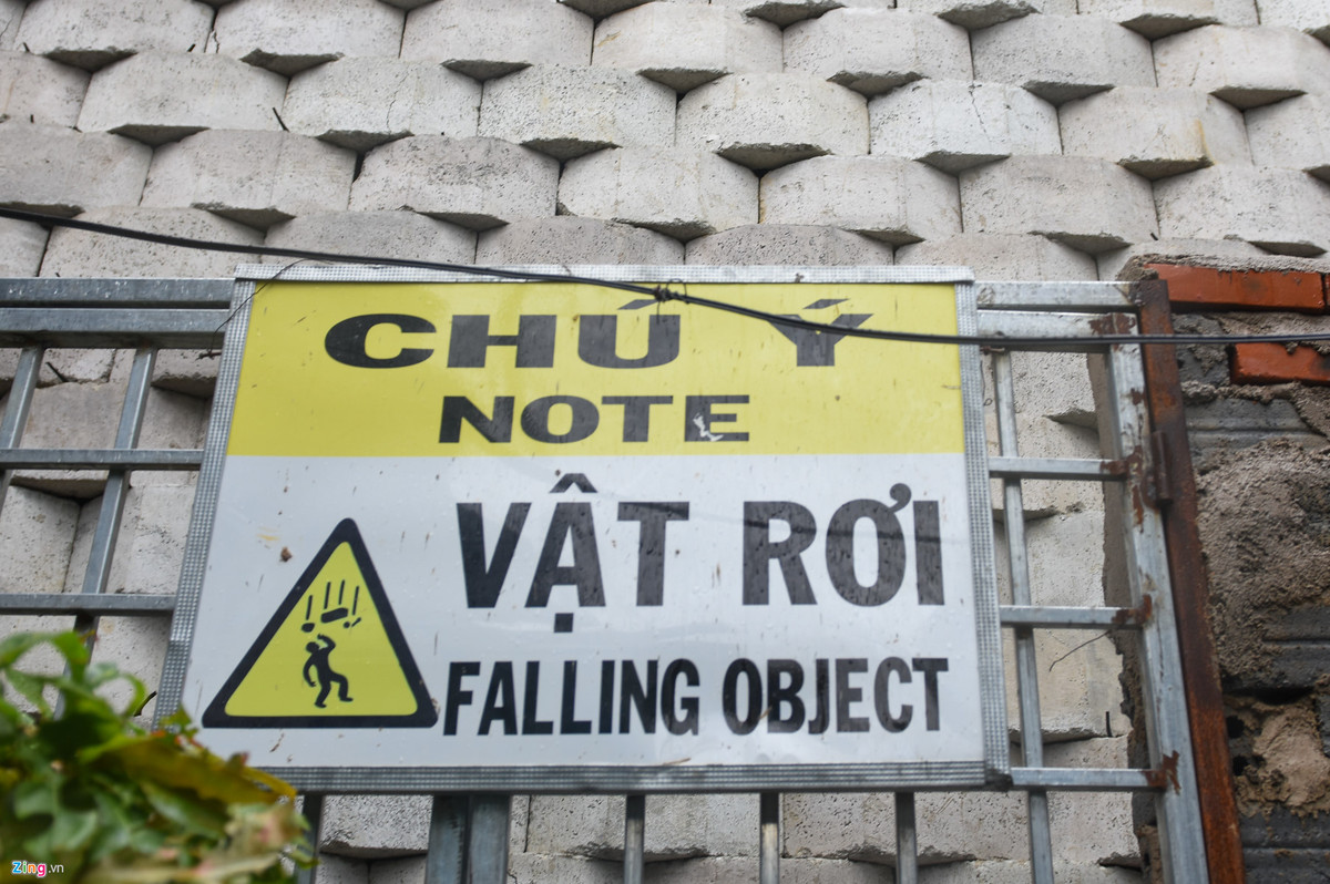 Chủ đầu tư đặt biển cảnh báo: "Chú ý vật rơi" sát bên nhà dân ở xã Vĩnh Ngọc. Hiện Sở Xây dựng Khánh Hòa đã đình chỉ dự án này do thi công sai thiết kế gây mất an toàn, đồng thời yêu cầu chủ đầu tư hỗ trợ sơ tán khẩn cấp 18 hộ dân tránh nguy hiểm.
