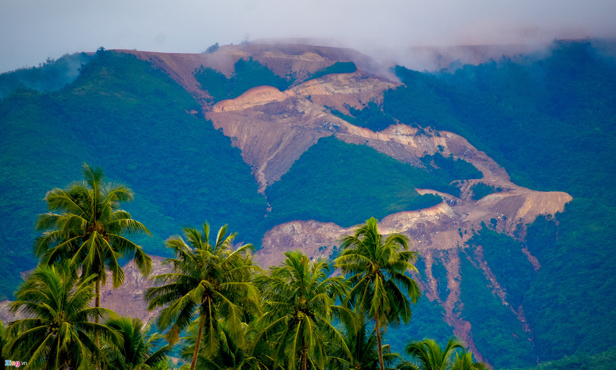 7 dự án xây trên núi, đồi ở phố biển Nha Trang gồm Khu nhà ở cao cấp Hoàng Phú (phường Vĩnh Hòa); khu biệt thự nghỉ dưỡng Đồi Xanh (xã Vĩnh Ngọc); khu đô thị sông núi Vĩnh Trung (xã Vĩnh Trung); khu đô thị Nha Trang River Park; trang trại Đất Lành (xã Vĩnh Thái); khu biệt thự Haborizon Nha Trang (xã Phước Đồng). Trong ảnh là Núi Chín Khúc (xã Vĩnh Thái) bị cày xới tan hoang.