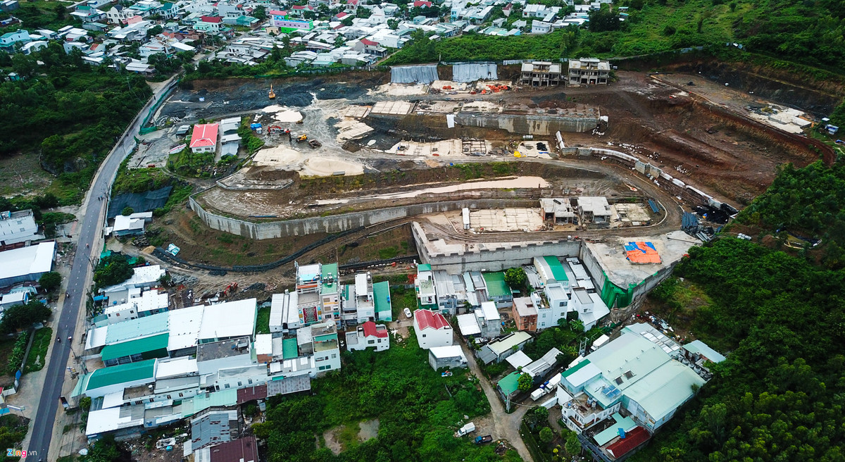Toàn cảnh dự án khu biệt thự Đồi Xanh - Marina Hill Nha Trang rộng hơn 10 ha trên ngọn đồi Hòn Dung, xã Vĩnh Ngọc (TP Nha Trang). Sau trận mưa lớn giữa tháng 11/2018, tường kè bê tông 15 m bảo vệ công trình này có dấu hiệu lún, nứt uy hiếp tính mạng nhiều hộ dân sống bên dưới chân đồi.