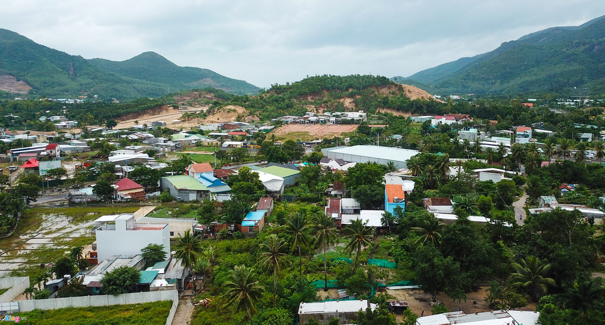 Nhiều khu dân cư sống ven đồi, dưới chân núi sạt lở ở xã Phước Đồng (TP Nha Trang). Lãnh đạo Sở Xây dựng Khánh Hòa cho biết thêm các khu vực núi Cô Tiên và núi Cù Hin (TP Nha Trang và Cam Lâm) còn có một số dự án đã được tỉnh đồng ý về chủ trương nhưng muốn thực hiện thì phải điều chỉnh lại quy hoạch vì đây là đất rừng phòng hộ.