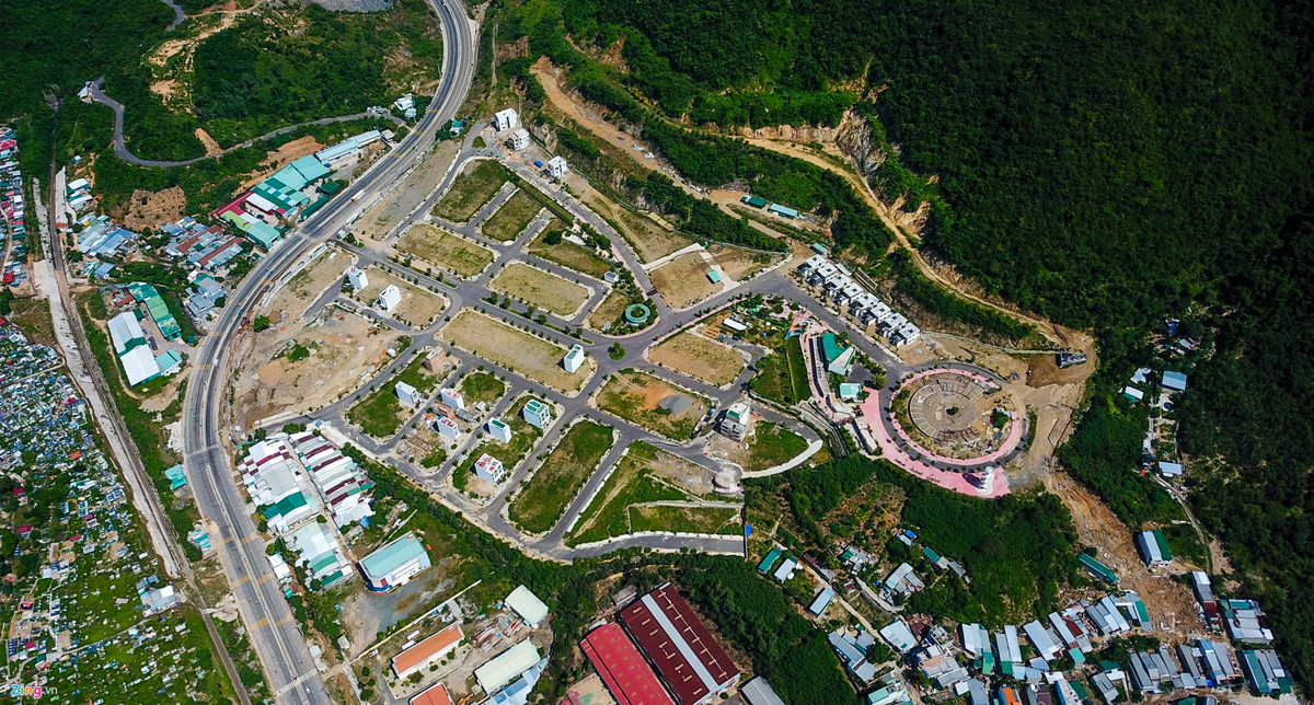 Toàn cảnh khu nhà ở cao cấp Hoàng Phú Nha Trang. Công trình có diện tích gần 11,6 ha, có tổng vốn hơn 200 tỷ đồng. Dự án được thiết kế xây dựng với 380 căn nhà phố, biệt thự cao cấp và nhiều hạng mục.