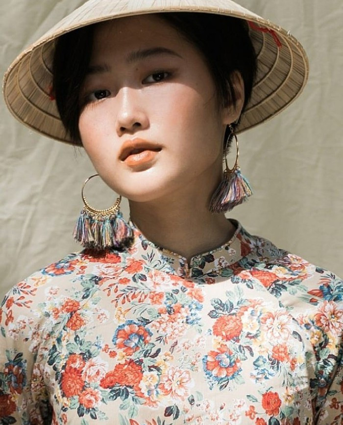 Văn học là môn luôn yêu cầu phải soạn bài ở nhà trước khi lên lớp nhằm giúp học sinh có cái nhìn khái quát về tác giả, tác phẩm trước khi vào tiết học. Đây là một sự chuẩn bị vô cùng hữu ích bởi nếu đã nắm rõ về tác phẩm từ trước thì đến khi nghe giáo viên giảng bài, học sinh sẽ nhanh chóng hiểu bài và ghi nhớ tốt hơn. Trong ảnh Nguyễn Lê Trâm - nữ sinh là tác giả của quyển vở soạn văn gây sốt MXH 