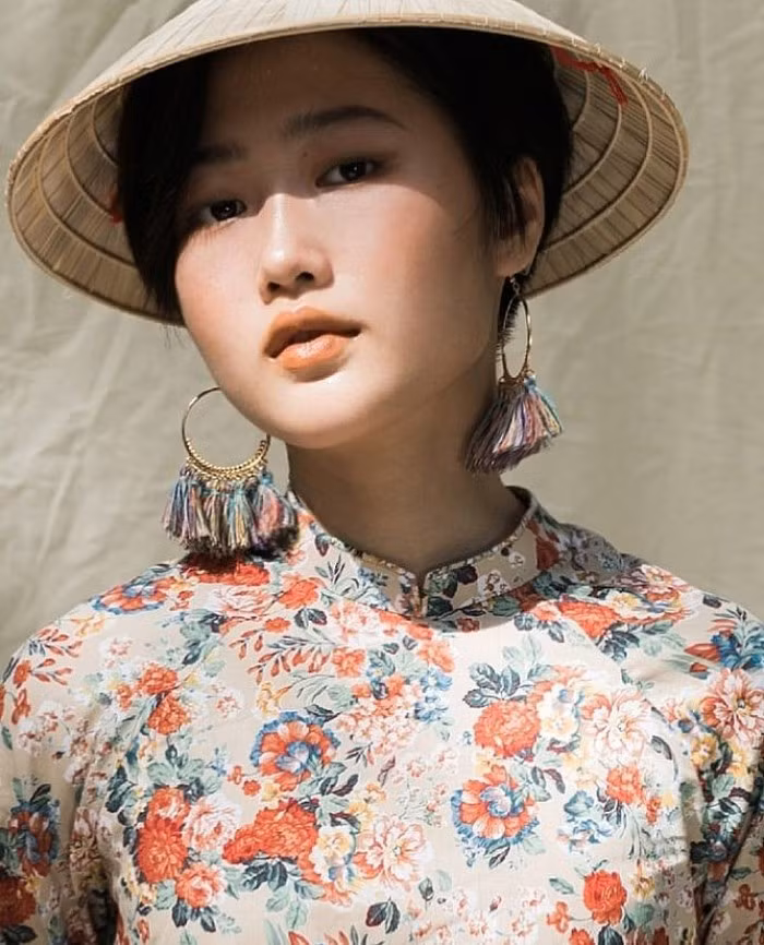 Văn học là môn luôn yêu cầu phải soạn bài ở nhà trước khi lên lớp nhằm giúp học sinh có cái nhìn khái quát về tác giả, tác phẩm trước khi vào tiết học. Đây là một sự chuẩn bị vô cùng hữu ích bởi nếu đã nắm rõ về tác phẩm từ trước thì đến khi nghe giáo viên giảng bài, học sinh sẽ nhanh chóng hiểu bài và ghi nhớ tốt hơn. Trong ảnh Nguyễn Lê Trâm - nữ sinh là tác giả của quyển vở soạn văn gây sốt MXH 