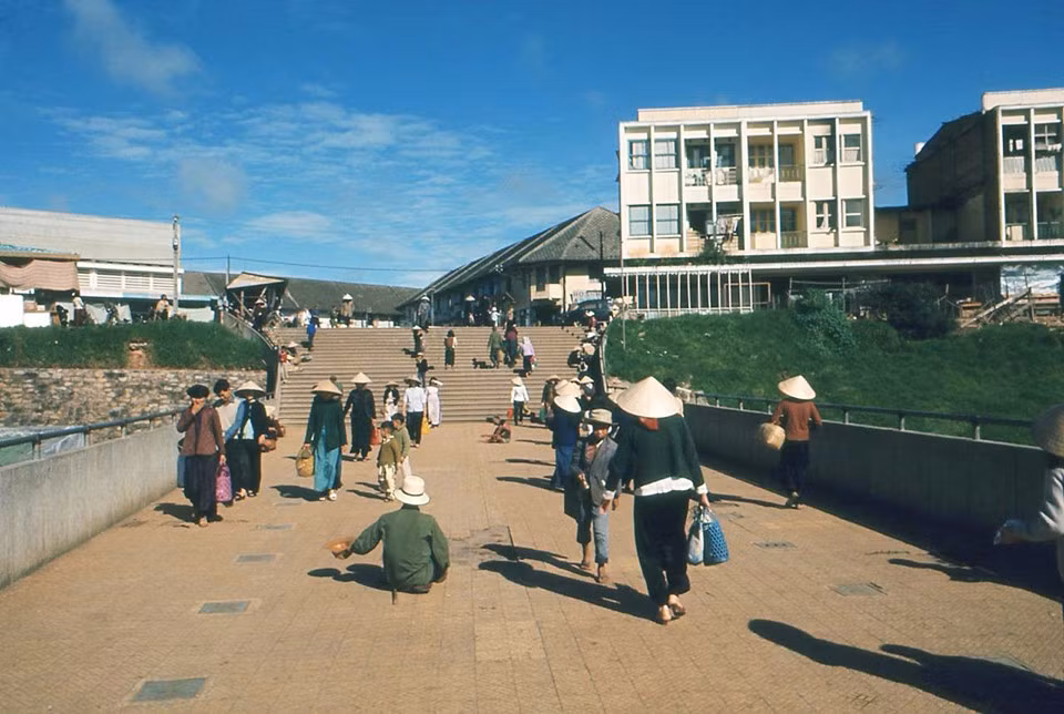 Cho Da Lat binh di, vang khach du lich qua loat anh phim xua cu-Hinh-3