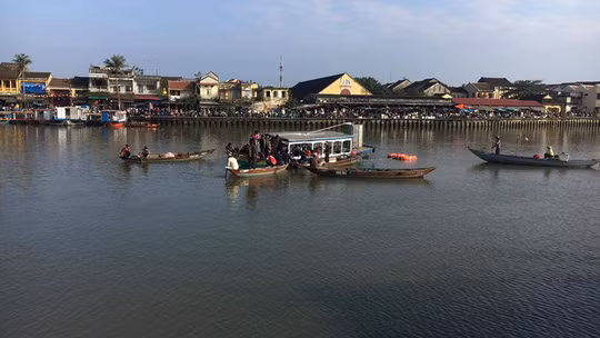 Doc gi hom nay 25/1: Xe container dam chet nguoi roi bo chay-Hinh-2