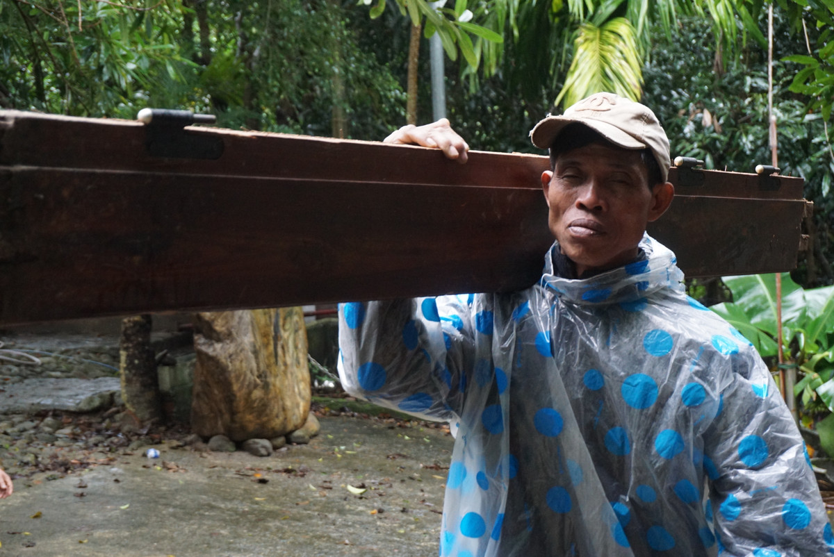 Theo ông Đàm Quang Hưng, Chủ tịch UBND quận Liên Chiểu, những ngày qua quận đã cử lực lượng kiểm tra giám sát việc tháo dỡ những phần vi phạm còn lại của "biệt phủ". Sau đó sẽ báo cáo cho cơ quan liên quan giải quyết theo quy định.