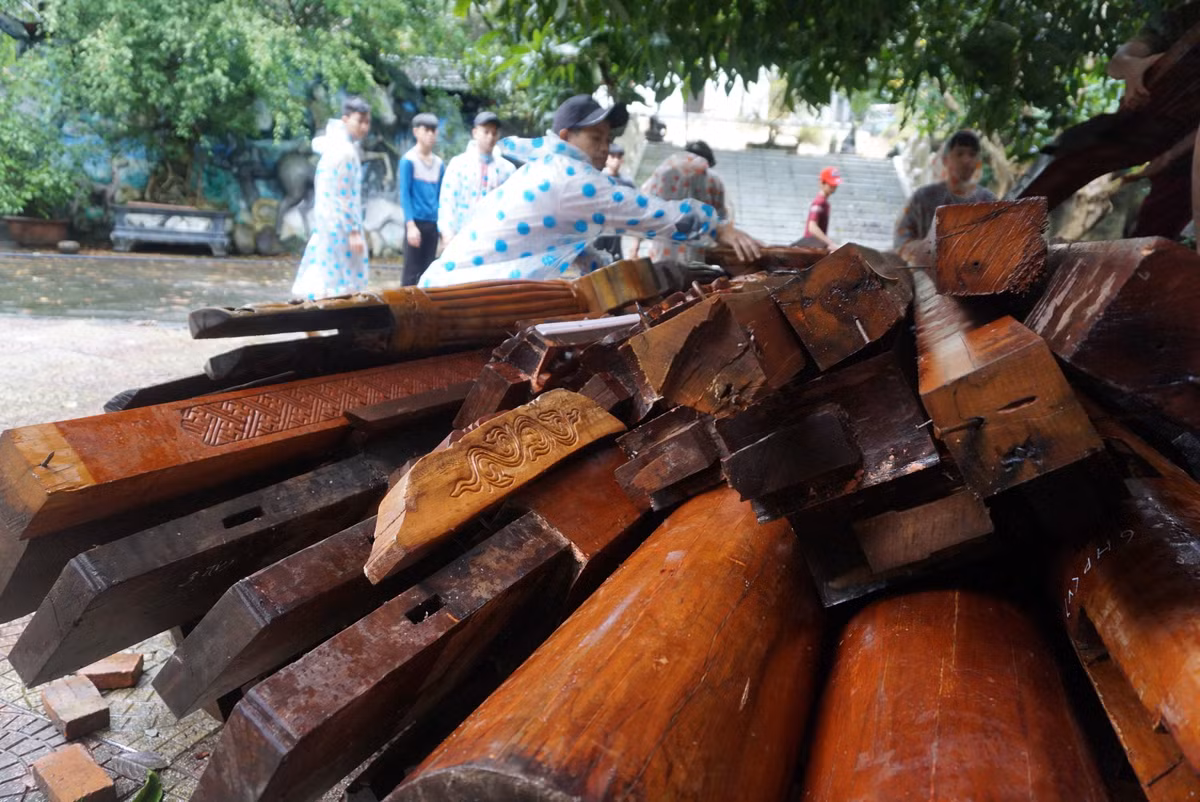 Đây là công trình xây dựng theo lối kiến trúc cổ nên có rất nhiều loại gỗ quý.