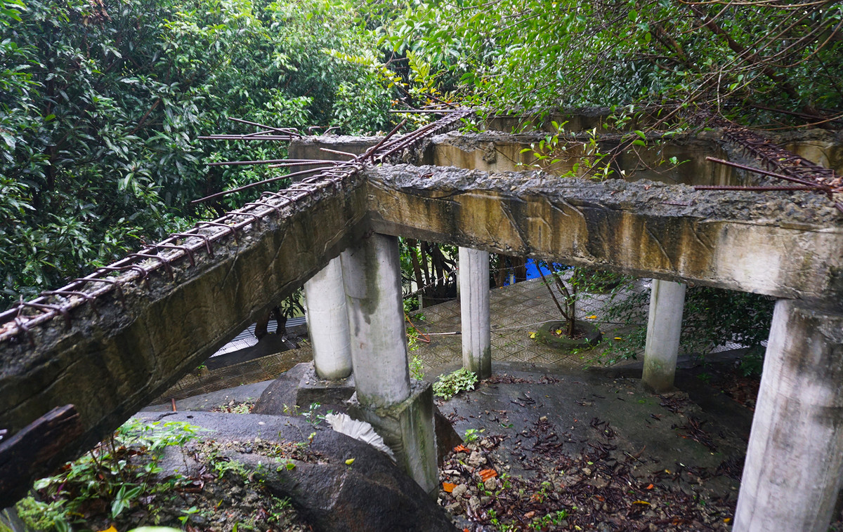 Ngày 4/2/2015, UBND quận Liên Chiểu ra quyết định xử phạt hành chính, buộc tháo dỡ 2 biệt thự. Ông Thạch sau đó tháo dỡ hầu hết công trình. Còn ông Quang sau đó có đơn xin gia hạn tháo dỡ để tìm khu đất di chuyển tài sản tháo dỡ đi cất giữ.