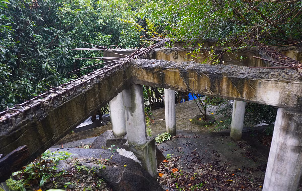 Ngày 4/2/2015, UBND quận Liên Chiểu ra quyết định xử phạt hành chính, buộc tháo dỡ 2 biệt thự. Ông Thạch sau đó tháo dỡ hầu hết công trình. Còn ông Quang sau đó có đơn xin gia hạn tháo dỡ để tìm khu đất di chuyển tài sản tháo dỡ đi cất giữ.