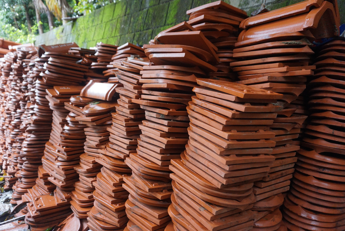 Mái ngói được chất đống.