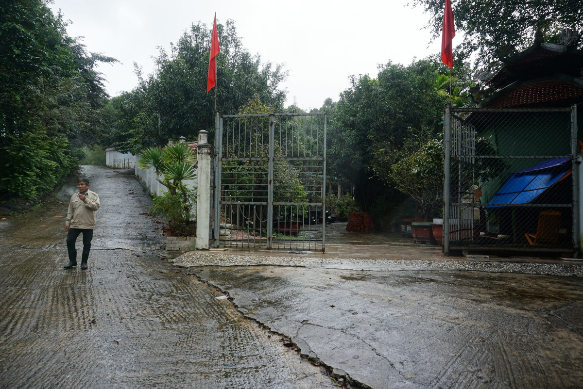 Cổng vào biệt phủ trước kia được xây dựng tráng lệ nay chỏ còn lại khung sắt để bảo vệ tài sản.