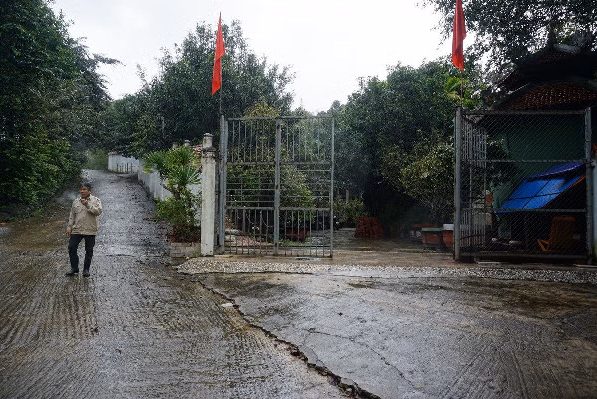 Cổng vào biệt phủ trước kia được xây dựng tráng lệ nay chỏ còn lại khung sắt để bảo vệ tài sản.