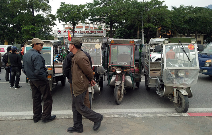 Ngoài ra, UBND thành phố Hà Nội cũng xin phép Thủ tướng Chính phủ chủ trì Bộ Tài chính, Bộ Lao động Thương binh Xã hội cùng Bộ tư pháp nghiên cứu, xây dựng cơ chế để dần chuyển đổi phương tiện xe 3 bánh trong tương lai.