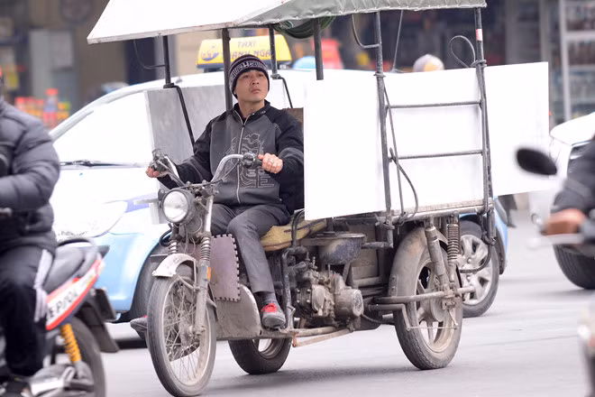 Không khó để bắt gặp xe thương binh “làm mưa làm gió” trên các con phố thủ đô.