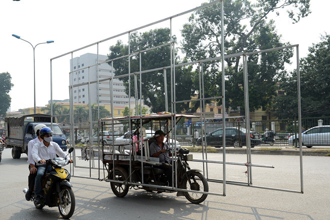 Người lái các xe này thường có hành vi phóng nhanh vượt ẩu, chở đồ cồng kềnh gây cản trở giao thông, gây nguy hiểm cho những người xung quanh.