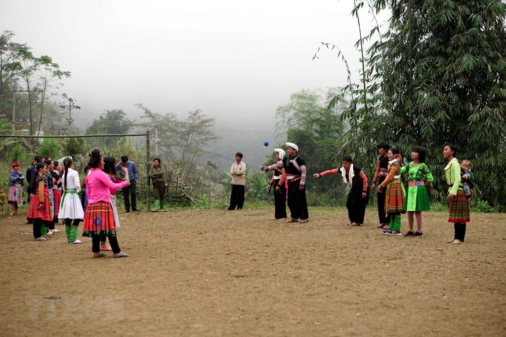 Các chàng trai, cô gái người Mông ở xã Hồng Ngài, huyện Bắc Yên tham gia trò chơi ném Pa Pao.