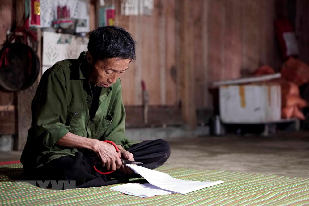 Nghi thức cắt giấy để dán lên các công cụ lao động của người Mông. Các cô gái người Mông ở xã Hồng Ngài, huyện Bắc Yên tham gia trò chơi ném pa pao.