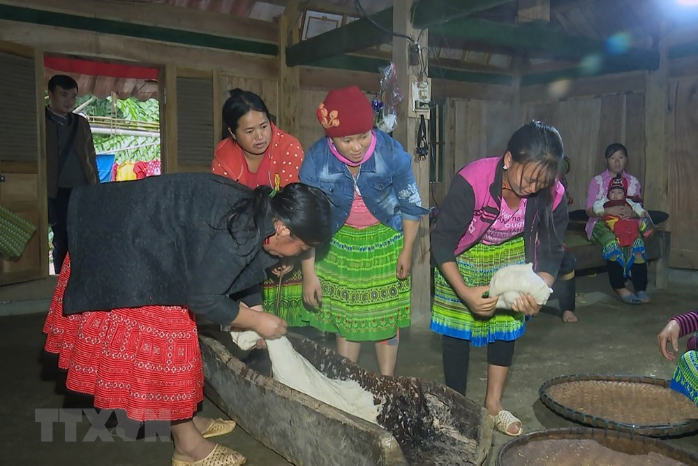 Bánh dày là thứ không thể thiếu trong mâm cỗ ngày tết của người Mông. 